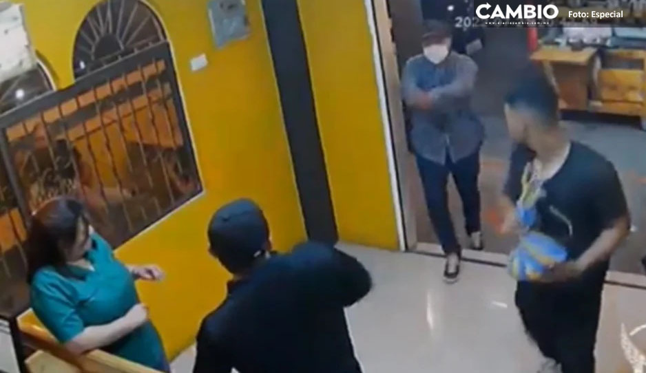 De película: policía se enfrenta a balazos vs dos ladrones en restaurante (FUERTE VIDEO)