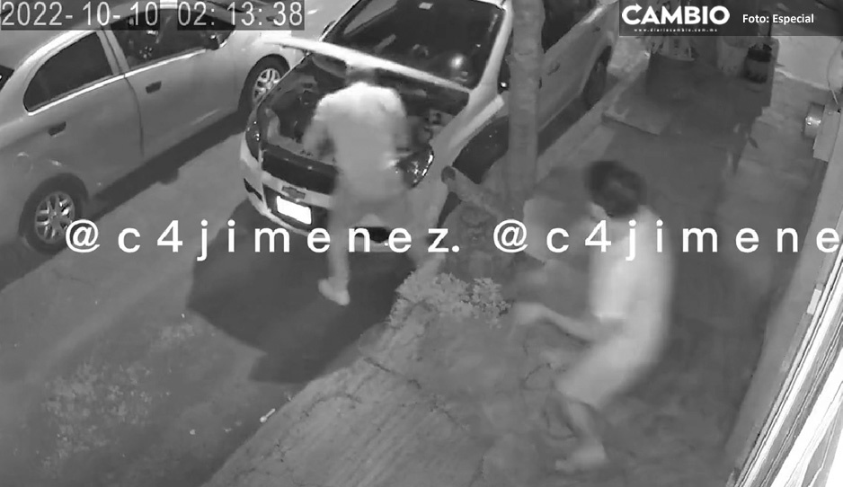 VIDEO: A escobazos espanta a ladrón de autopartes en CDMX