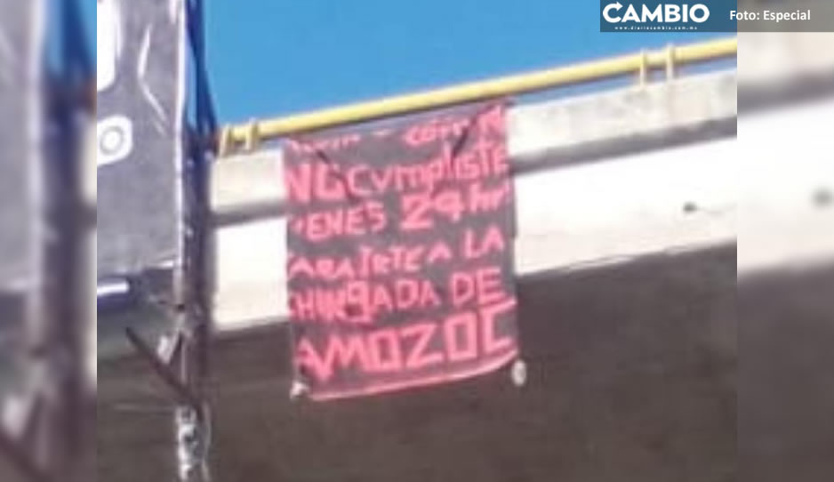 Cuelgan narcomanta con amenaza a mando de la policía municipal de Amozoc en la federal a Tehuacán