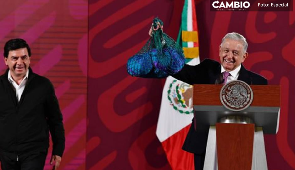 Jóvenes le regalan a AMLO una hamaca: ‘Aprendimos a tejer en años de prisión injusta’