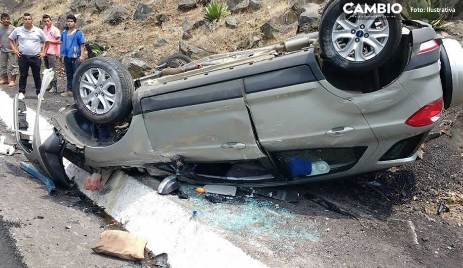 Mujer muere tras salir disparada de una camioneta que iba a exceso de velocidad en la Mexico-Puebla