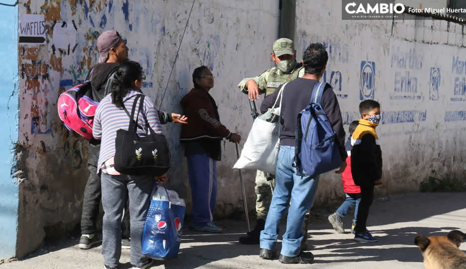 Crónica: Vecinos de Xochimehuacán amanecen con mirada resignada y cansada tras pasar la noche sin hogar