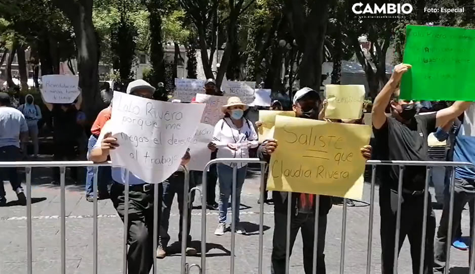 Ex trabajadores del Ayuntamiento de Puebla exigen su reinstalación afuera del Palacio Municipal (VIDEO)