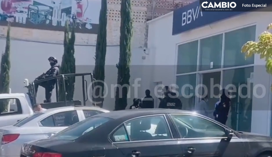 Otra víctima, ahora asaltan a cuentahabiente de BBVA en Calzada Zavaleta (VIDEO)