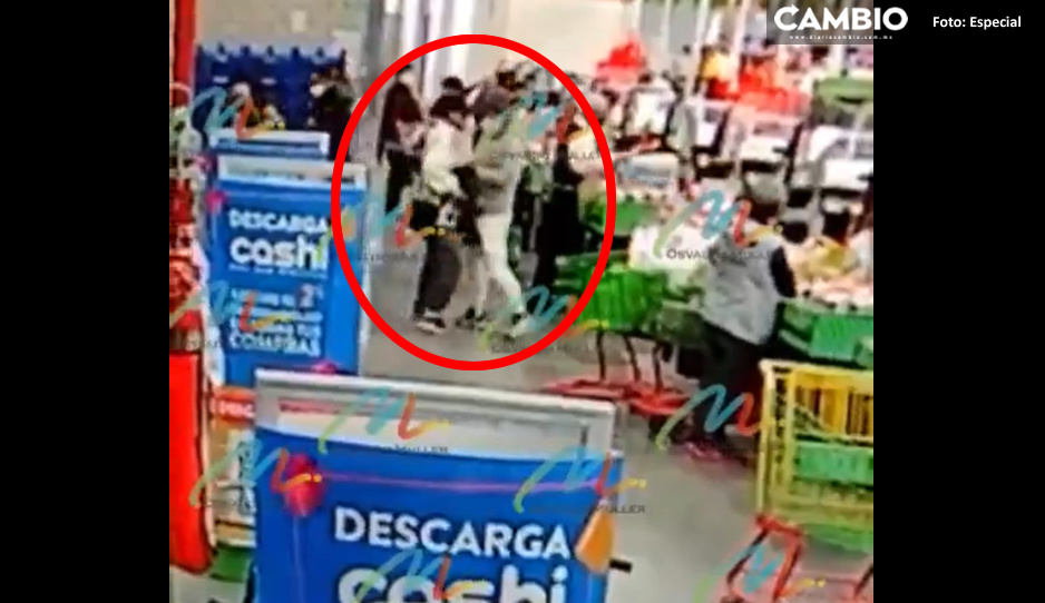 Pánico en el Bodega Aurrerá: con armas largas ladrones atracan la tienda (VIDEO)