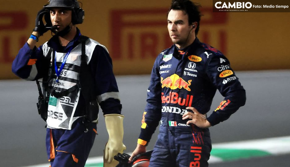 Checo Pérez abandona el Gran Premio de Arabia Saudita tras recibir golpe de Leclerc
