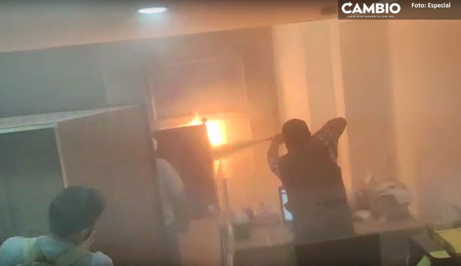 VIDEO: Así se vivió con angustia la quema de la puerta del Congreso de Puebla desde adentro
