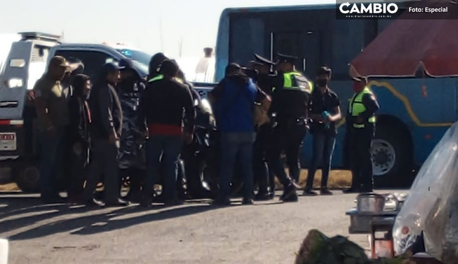 Por terrible tráfico, policías y comerciantes se enfrentan en la Central de Abasto