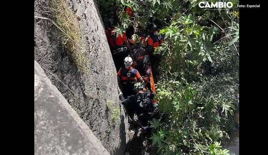 Rescatan a poblano que cayó al fondo de una barranca en San José La Cañada (VIDEO)