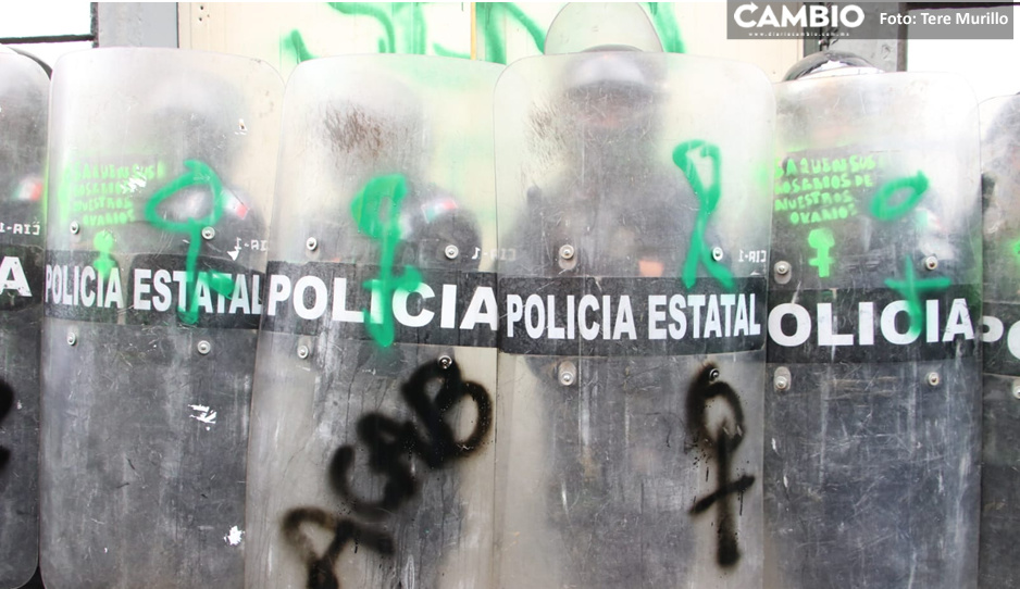 Vandalizan el Congreso y pintan a mujeres policías durante marcha a favor del aborto (FOTOS y VIDEO)