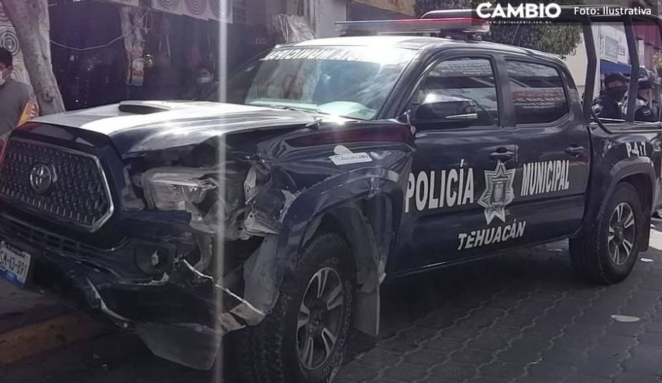 Policía municipal se queda dormido y choca vs auto en Tehuacán