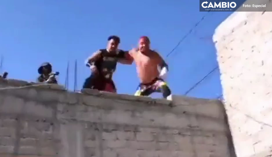 ¡Sólo en México! Luchadores toman azotea como ring (VIDEO)