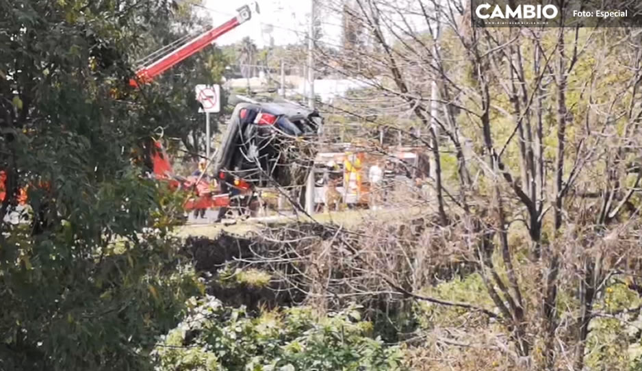 Aparatosa volcadura; conductor cae al Río Atoyac dejando cuatro heridos (VIDEO)