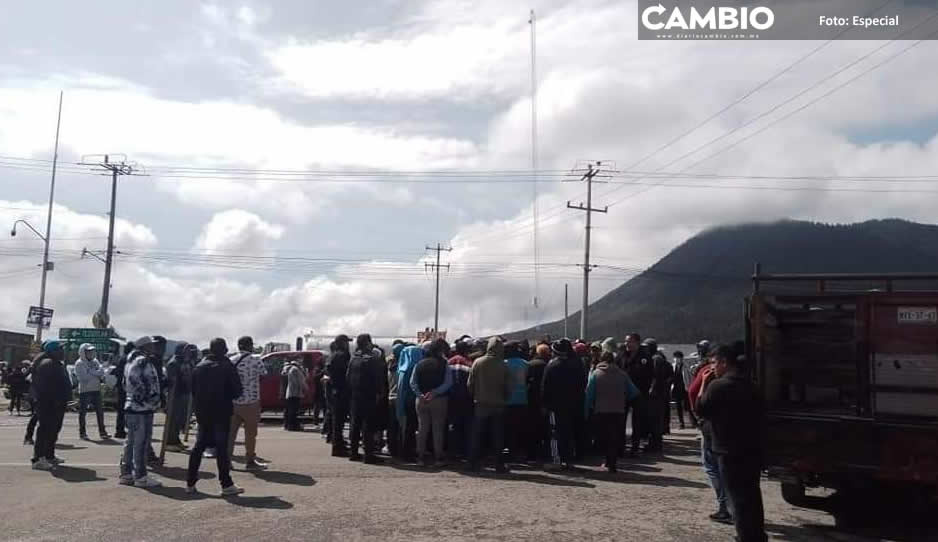 Bloquean carretera Puebla-Lara Grajales tras atraco a bachillerato en Nopalucan; exigen seguridad