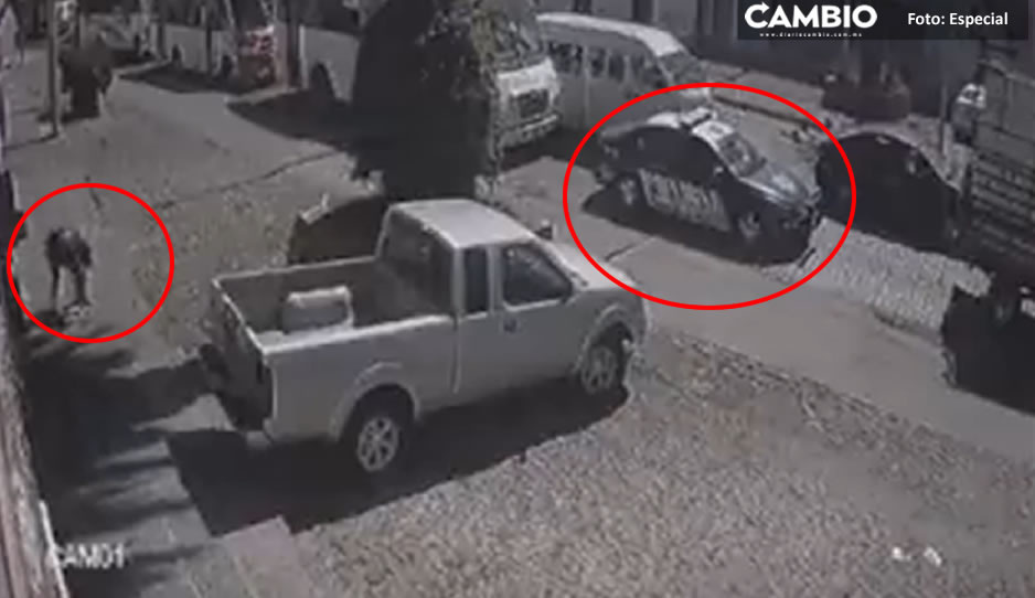 ¡Cuánto cinismo! Roban alcantarilla frente a patrulla de policías en Xonaca (VIDEO)