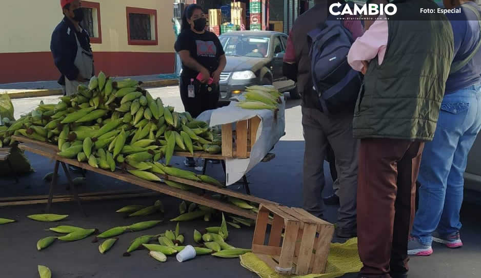 Ebrio se impacta vs puesto de elotes en Atlixco