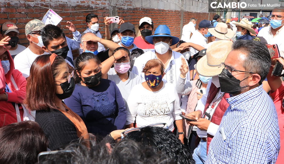 Pobladores de Xochimehuacan se lanzan vs edil Cesar Juárez; le recriminan falta de apoyo tras explosión (VIDEO)