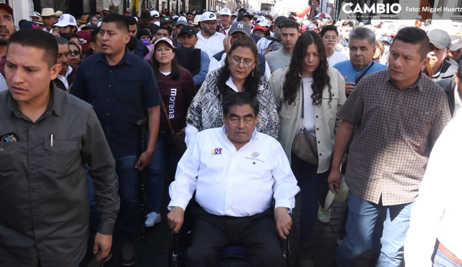Acompañado de su esposa e hija, Barbosa encabeza la marcha en Puebla