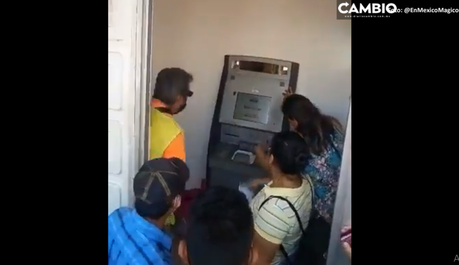 ¡México mágico! Le echan aire al cajero para que salgan más billetes (VIDEO)
