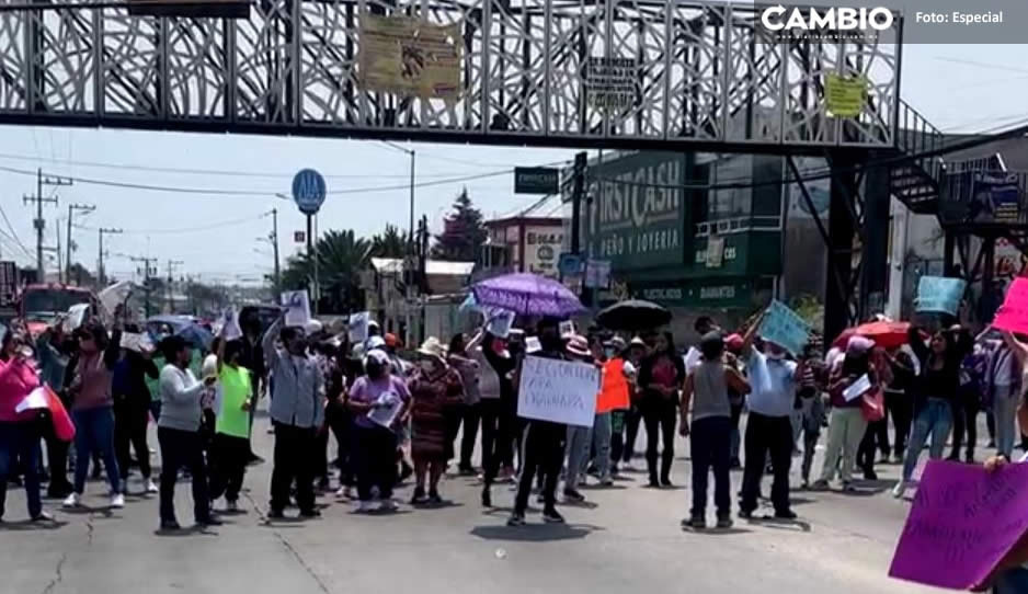 Vecinos de Chachapa bloquean la Puebla-Tehuacán; exigen a las autoridades reforzar la seguridad
