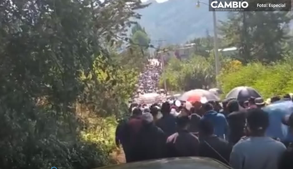 Dan el último adiós a los tres muertos durante el enfrentamiento en Coyomeapan (VIDEO)