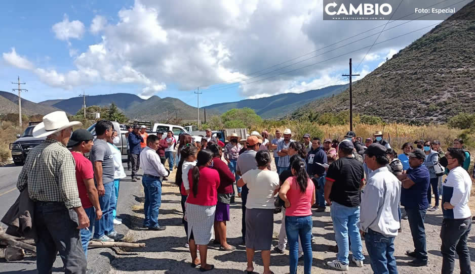 Pobladores de Nicolás Bravo bloquean carretera Azumbilla-Vicente Guerrero