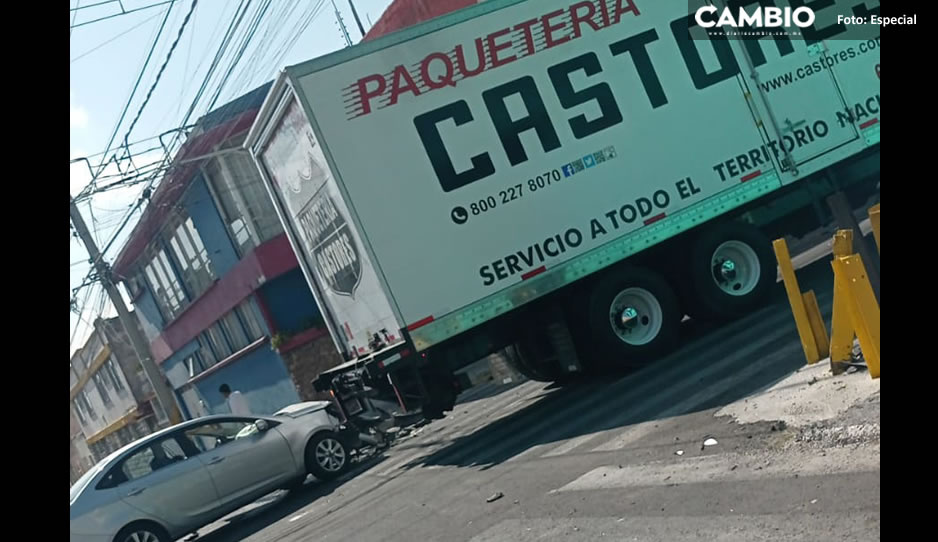 Choque entre tráiler de ‘Castores’ y auto provoca cierre en la 27 Poniente