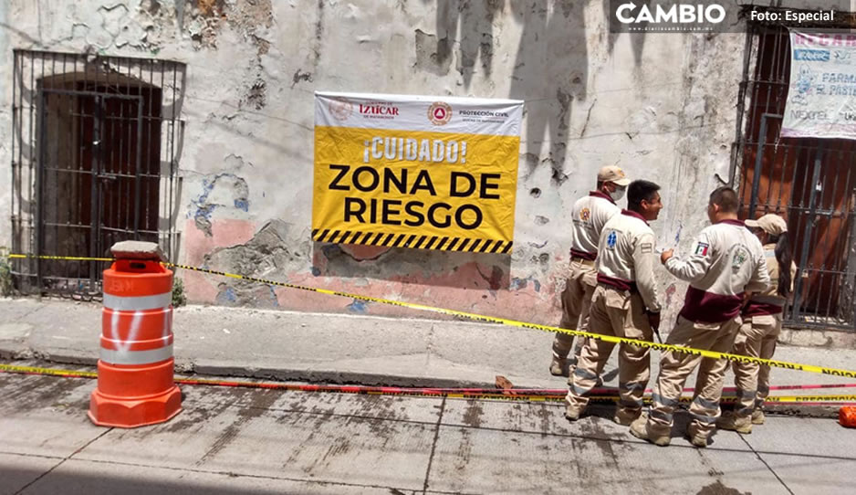 Cierran calle Melchor Ocampo tras derrumbe de una barda en Izúcar; es zona de riesgo