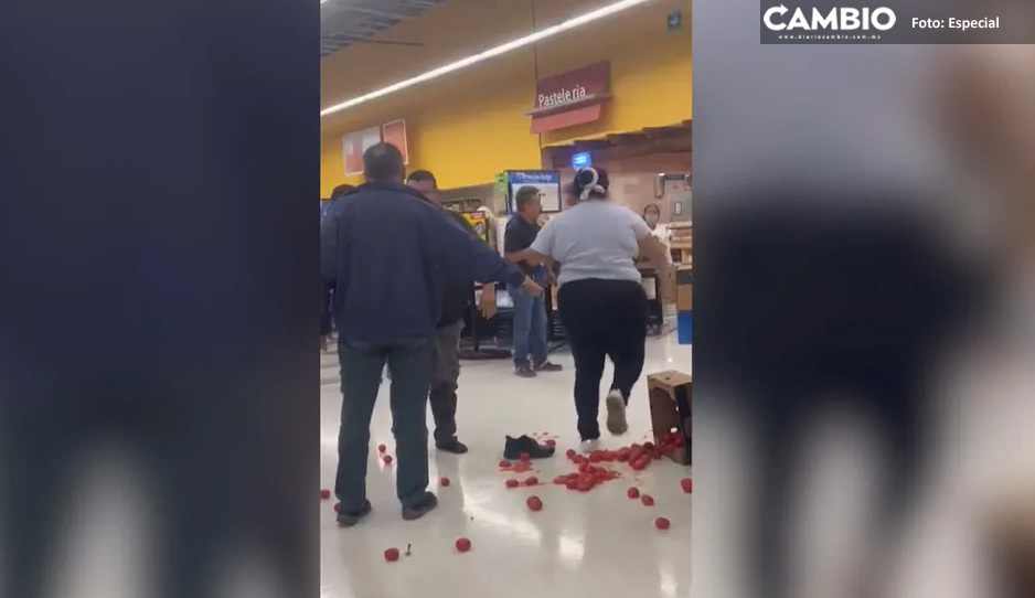 ¡Se dieron hasta con los jitomates! Guardia y clientes se pelean en tienda de autoservicio en Saltillo (VIDEO)