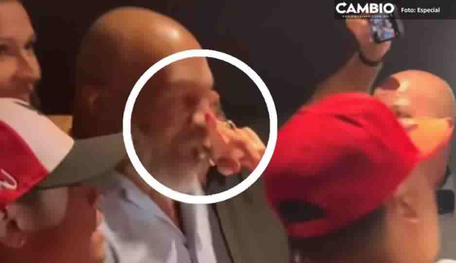 ¡Pasada! Fan le mete el dedo a la nariz a Mike Tyson (VIDEO)