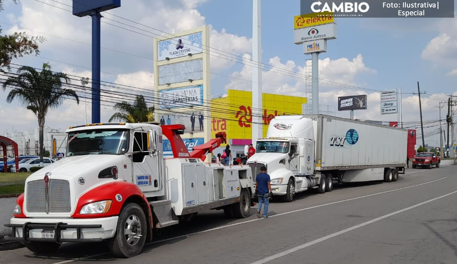 Tránsitos de Texmelucan golpean y extorsionan con 25 mil pesos a trailero por “tirar” una motopatrulla