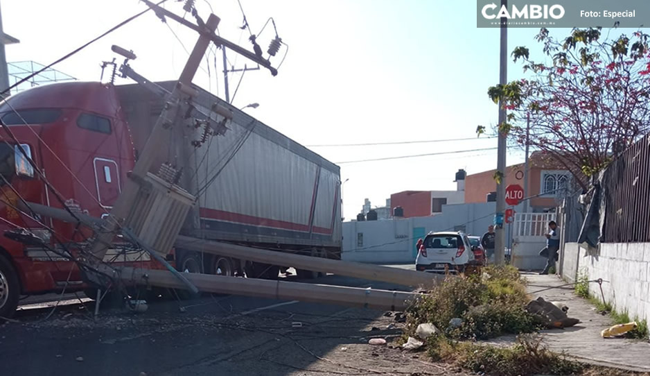 Aparatoso accidente; tráiler derriba postes de luz en San Felipe Hueyotlipan