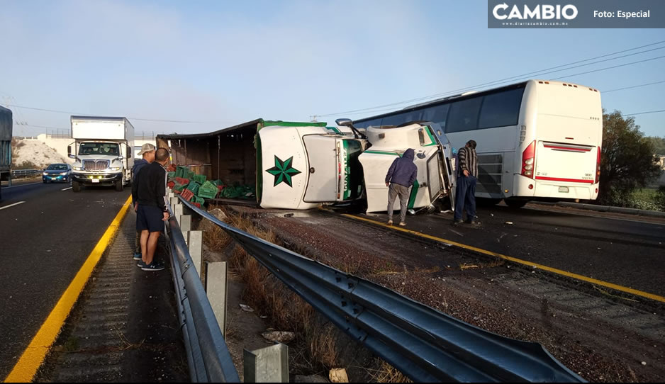 Voladura de camión de carga, desata tráfico a la altura de Palmarito Tochapan