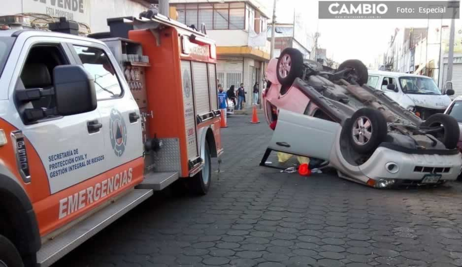 ¡Aparatoso accidente! Conductor borracho provoca volcadura en Reforma