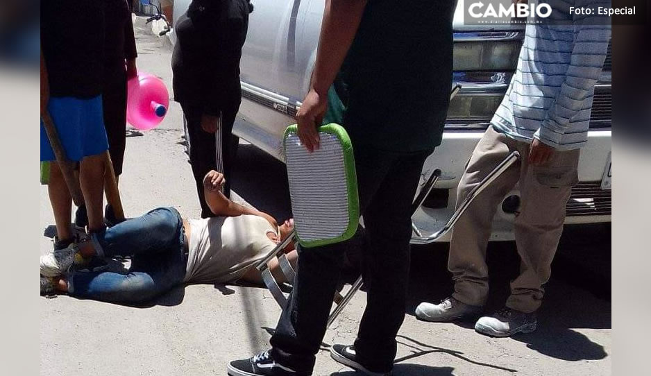 Comerciantes dan brutal golpiza a hombre por agredir a una mujer en Amozoc