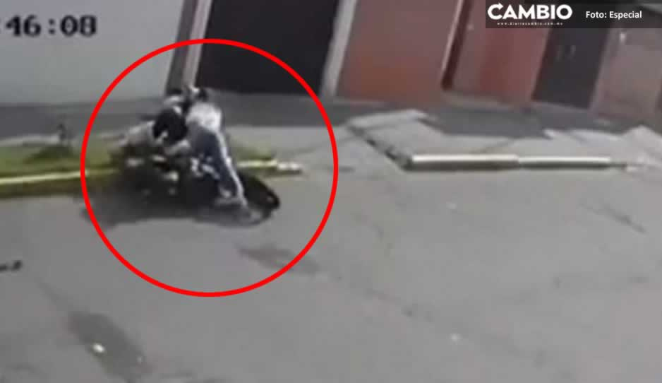 VIDEO: Mujer heroína enfrenta a ladrón; vecinos le dan brutal paliza e incendian su moto