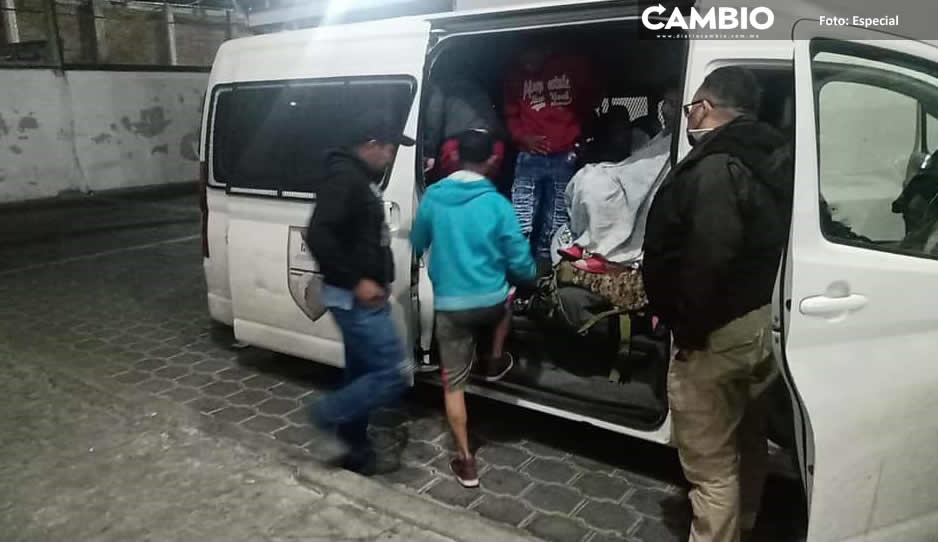 Rescatan a 17 migrantes en Tehuacán; detienen al chófer