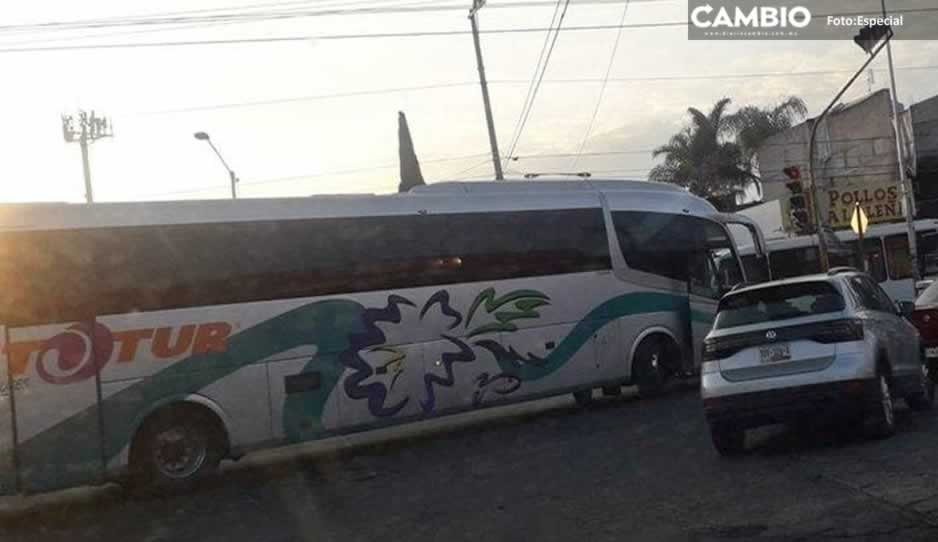 Autobús turístico choca contra auto en Avenida Xonacatepec