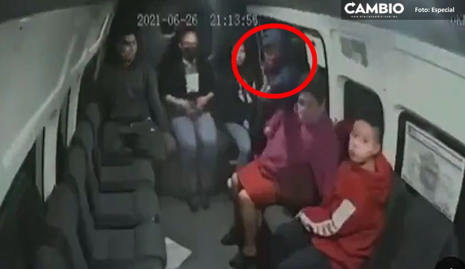 VIDEO: Asaltante amenaza a pasajeros y obliga a niño a pasarle un celular en la México-Texcoco