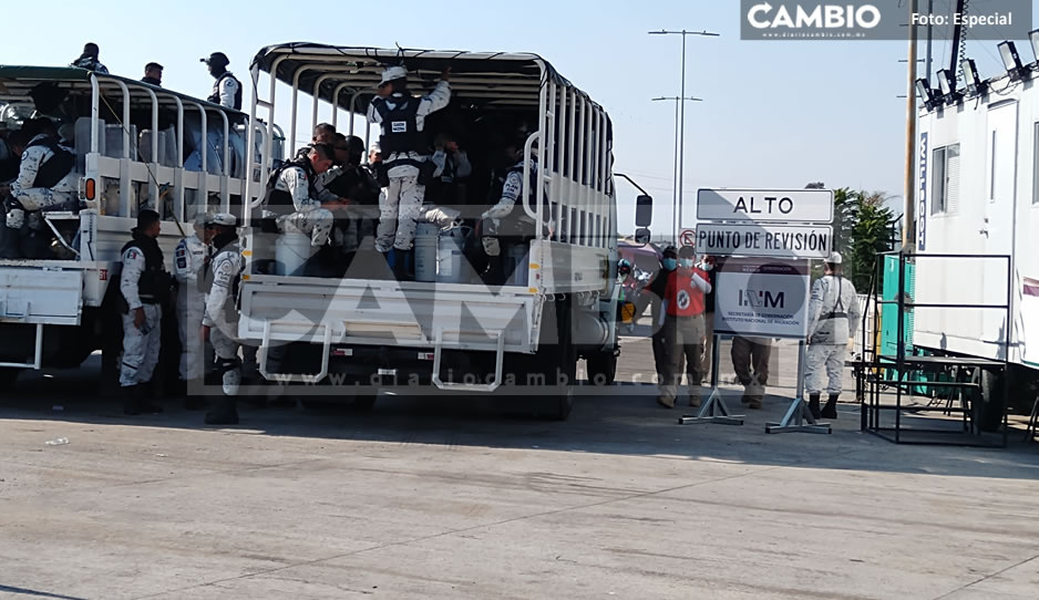 Integrantes de la GN y el INM esperan a migrantes en las casetas de Texmelucan
