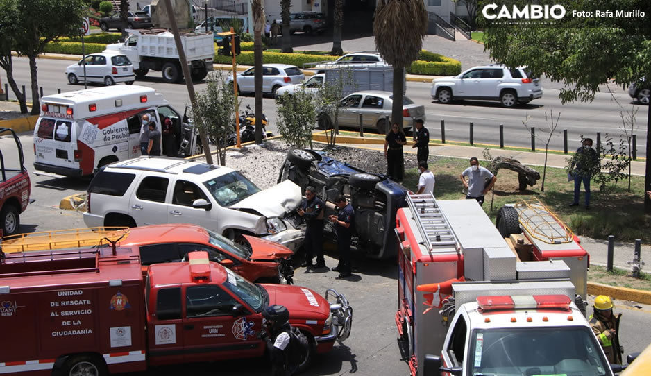 Carambola en Vía Atlixcáyotl deja seis lesionados y tres autos destrozados  (VIDEO)