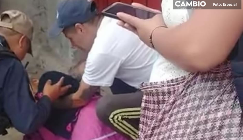 ¡Qué poca! Patrulla de Chignautla arrolla a dos mujeres de la tercera edad (VIDEO)