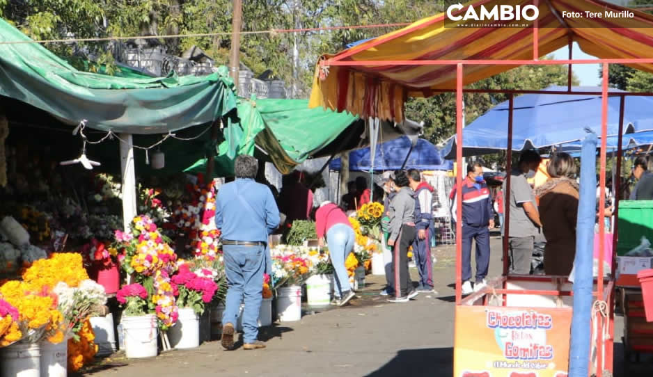 Ambulantes “le sacan jugo” al Día de Muertos y se instalan afuera del Panteón Municipal