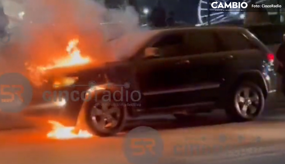 ¡Pánico frente al Costco de Angelópolis! Camioneta arde en llamas (VIDEO)