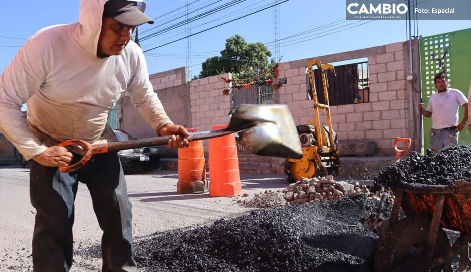 Ayuntamiento de Amozoc realiza trabajos de bacheo en calles del municipio