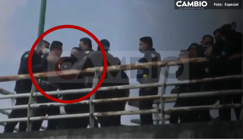 VIDEO: Polis ebrios de Lalo se pelean entre ellos por lío amoroso en puente peatonal de Villa Frontera