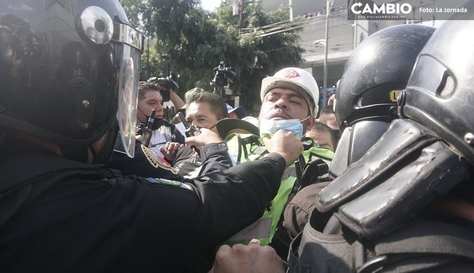 Gaseros se enfrentan a golpes contra policías de la CDMX durante protesta (FOTOS y VIDEO)
