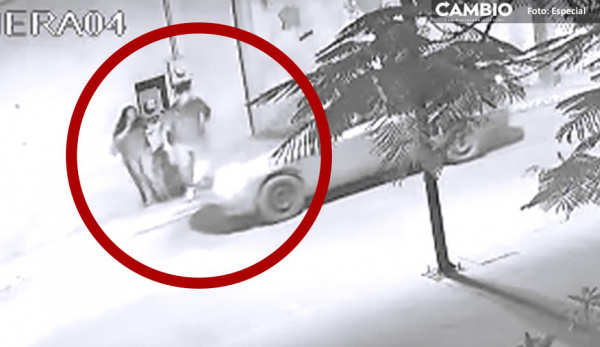 Conductora avienta su carro vs hombre que intentaba intimidar a una mujer en Ajalpan (VIDEO)