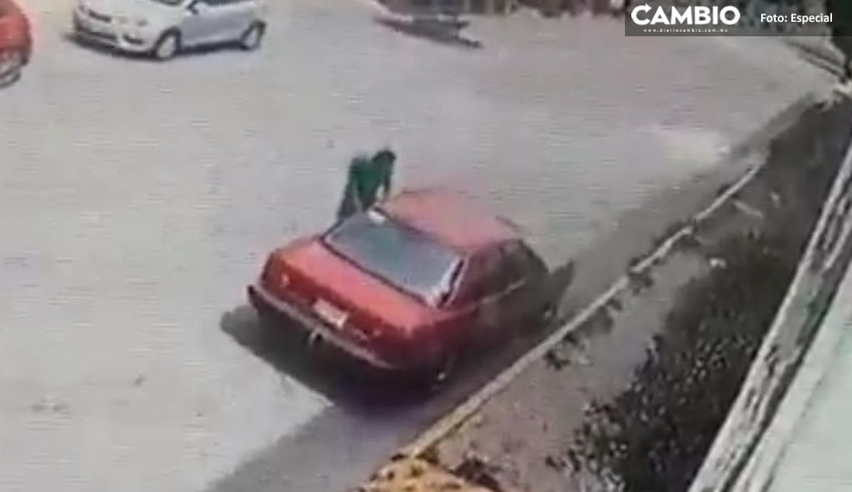 ¡En menos de 15 segundos! Ladrón arranca y se lleva auto estacionado en Tehuacán