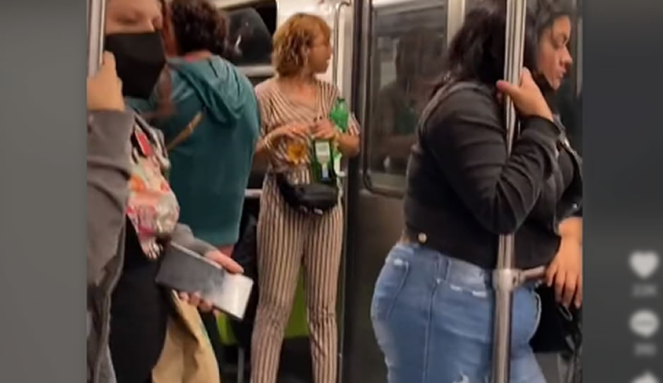 ¡La elegancia no se pierde! Mujer bebe whisky en una copa mientras viaja en Metro de CDMX (VIDEO)